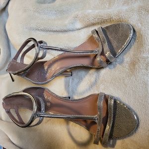 Vince Camuto Gold Silver Leather Metal Hardware Sandals Size 10M